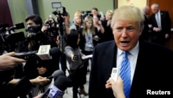 参加美国总统竞选的共和党参选人川普回答记者问题（2015年12月5日）