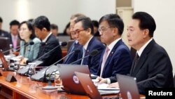 韩国总统尹锡悦（右一）2024年1月16日在龙山总统府召开内阁会议。（路透社/韩联社）