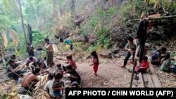 ချင်းပြည်နယ်အတွင်း တိုက်ပွဲတွေကြောင့် တောတောင်တွေထဲ ပုန်းအောင်းနေရတဲ့ ဒေသခံအချို့။ (မေ ၂၀၊ ၂၀၂၁) (ယခင်မှတ်တမ်းဓါတ်ပုံ)