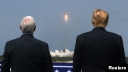 美国总统特朗普和副总统彭斯5月30日在佛罗里达州肯尼迪宇航发射中心观看SpaceX宇航公司成功将两名美国宇航员送入太空。