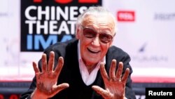 Stan Lee menunjukkan tangannya di acara cetak tangan di bioskop TCL di Los Angeles, 18 Juli 2017.