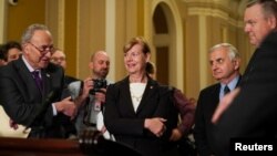 Demokratski senatori na čelu sa liderom Čakom Šumerom (levo) na konferenciji za novinare posle usvajanja zakona