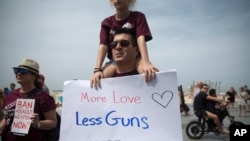 美国一些民众2018年3月23日举牌支持枪管（美联社）
