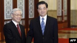 Tổng bí thư đảng Cộng sản Việt Nam Nguyễn Phú Trọng (trái) gặp Chủ tịch Trung Quốc Hồ Cẩm Ðào tại Ðại Sảnh đường Nhân dân ở Bắc Kinh, ngày 11/10/2011