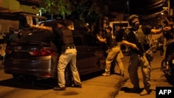 រូបឯកសារ៖ ភ្នាក់ងារ​ប្រឆាំង​គ្រឿងញៀន​ហ្វីលីពីន (PDEA) និង​ប៉ូលិស បាន​ចុះ​ឆែកឆេរ​ផ្ទះ​មួយ​រក​ជន​ដែល​គេ​សង្ស័យ​ថា​ជួញដូរ​គ្រឿងញៀន​នៅ​ក្នុង​ក្រុង Taguig ខាងត្បូង​ទីក្រុង​ម៉ានីល កាលពី​ថ្ងៃទី២៨ ខែកុម្ភៈ ឆ្នាំ២០១៨។