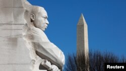 Spomenik Martinu Luteru Lingu mlađem u prestonici SAD-a Vašingtonu (Foto: REUTERS/Yuri Gripas)