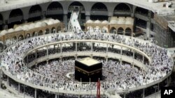 Ribuan muslim mengitari Ka'bah saat menunaikan ibadah Umrah di Mekkah, Arab Saudi. (Foto: dok). 