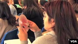 Žene na seminarima koriste "cvetni krug" da bi naučile da se samostalno pregledaju i uoče abnormalne pojave u dojci.