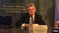 美国乔治亚州立大学政治学教授、专门研究中国共产党贪腐问题的学者魏德按(Andrew Wedeman)在华盛顿智库威尔逊国际学者中心参加研讨会(美国之音斯洋拍摄)