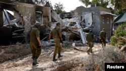 Izraelska vojska ulazi u kibuc Beeri koji su 7. oktobra napali pripadnici Hamasa (Foto: REUTERS/Amir Cohen)