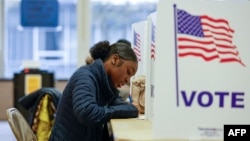 Biračko mesto u Grand Rapidsu, Mičigenu, 3. novembar 2024. (Foto: AFP/Kamil Krzaczynski)
