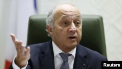 Menteri Luar Negeri Perancis Laurent Fabius dalam sebuah konferensi pers di Riyadh, Arab Saudi. (Foto: Dok)