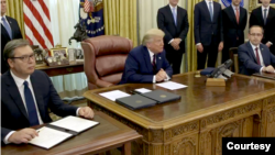 Predsednik Srbije Aleksandar Vučić, predsednik SAD Donald Tramp i premijer Kosova Avdulah Hoti u Ovalnoj kancelariji 4. septembra 2020. 