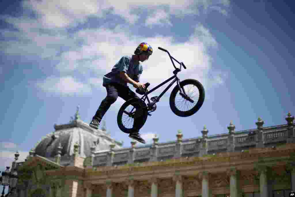 在巴黎小皇宫美术馆前面,自行车运动员凌空表演。为庆祝国际奥林匹克日,巴黎变成了大型奥林匹克公园(2017年6月23日) 