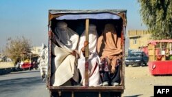 Sejumlah perempuan duduk di belakang kendaraan di Kandahar, Afghanistan, pada 29 Desember 2024. (Foto: AFP/Sanaullah Seiam)