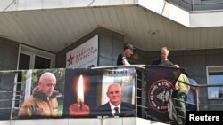 Transparenti sa fotografijama Prigožina i Utkina u Novosibirsku (Foto: Reuters)