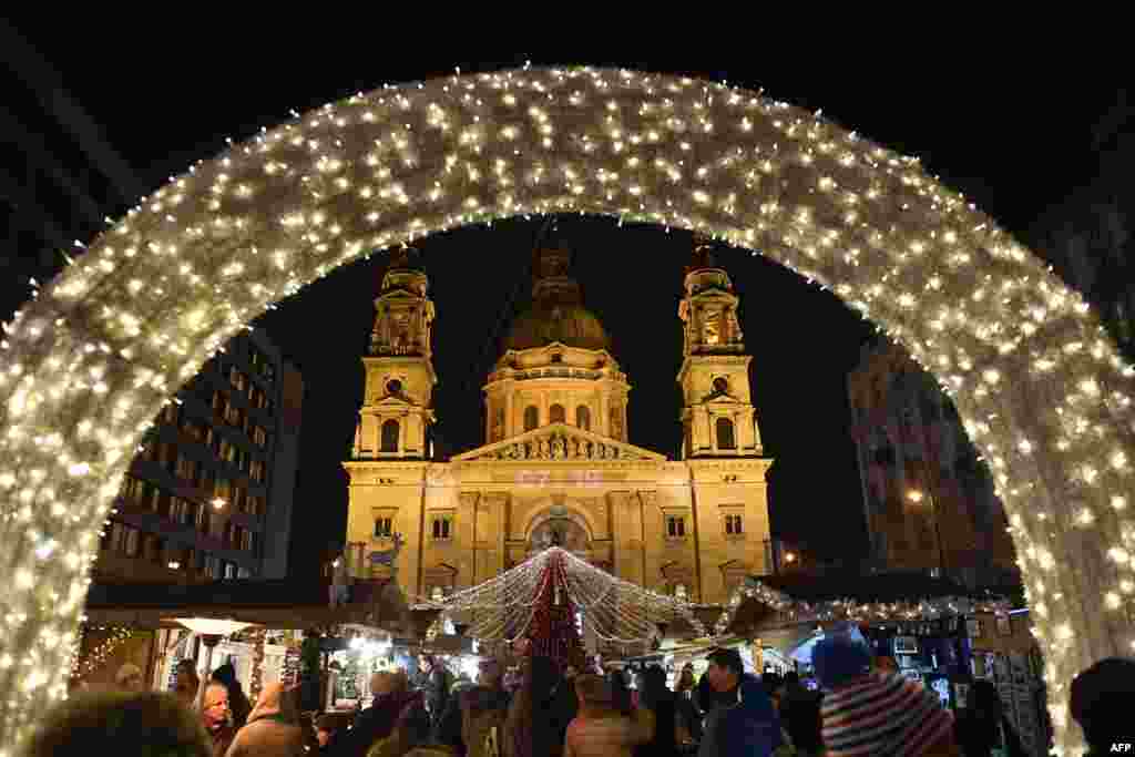 2017年12月22日,人们在布达佩斯最大的天主教教堂——布达佩斯第五区圣斯蒂芬大教堂前的圣诞市场寻找圣诞礼物。