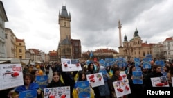 Peringatan satu tahun invasi Rusia ke Ukraina, di Praha, Republik Ceko, 24 Februari 2023. (REUTERS/David W Cerny)