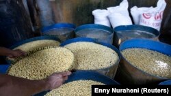 Pekerja menyiapkan kedelai dalam proses pembuatan tempe di salah satu tempat produksi rumahan di Jakarta, pada 18 Januari 2008. (Foto: Reuters/Enny Nuraheni)