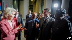 Ursula von der Leyen, hagu, shugabar kwamitin kungiyar Tarayyar Turai lokacin da take gaisawa da Shugaban Najeriya, Bola Tinubu, dama, a taron G20 A Berlin a watan Nuwamba, 20, 2023.