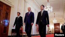 ប្រធានាធិបតី​​អាមេរិក លោក Joe Biden អមដំណើរ​ប្រធានាធិបតី​ហ្វីលីពីន លោក Ferdinand Marcos Jr. និង​នាយករដ្ឋមន្ត្រី​ជប៉ុន លោក Fumio Kishida ទៅកាន់​កិច្ចប្រជុំ​ត្រីភាគី​របស់ពួកគេ​នៅឯ​សេតវិមាន ថ្ងៃទី១១ ខែមេសា ឆ្នាំ២០២៤។