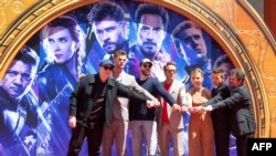 (Ki-Ka) Presdir Marvel Studio/Produser Kevin Feige, aktor Chris Hemsworth, Chris Evans, Robert Downey Jr., Scarlett Johansson, Mark Ruffalo, dan Jeremy Renner hadir di TCL Chinese Theater IMAX Forecourt tanggal 23 April 2019, Hollywood, California (foto: Valerie Macon/AFP)