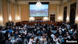 Penayangan video Serangan 6 Januari di Gedung Capitol Amerika Serikat pada sidang dengar pendapat Komite Terpilih DPR AS di Gedung Kongres Amerika Serikat, di Capitol Hill, Washington, AS, 9 Juni 2022. ( Jabin Botsford/Pool via REUTERS)