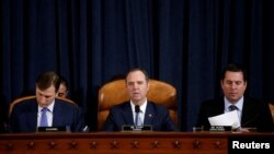 美国众议院情报委员会主席亚当·希夫在华盛顿特区出席弹劾听证会。（2019年11月21）