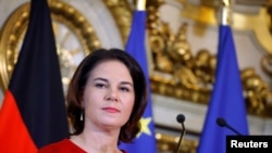 德国新任外交部长安娜莱娜·贝尔伯克在巴黎与法国外长举行会谈后出席记者会。（2021年12月9日）