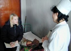 지난 2004년 2월 북한을 방문한 세계식량계획(WFP) 관계자가 평안남도 문덕의 한 병원 간호사로부터 어린이의 영양 상태에 관해 듣고 있다.