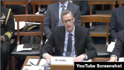 브렛 사이들 미 해군 연구∙개발∙인수 담당 차관 대행이 2025년 3월 11일 하원 군사위 해상전력∙투사력 소위원회가 미국의 선박 건조 현황을 점검하기 위해 개최한 청문회에서 발언하고 있다. (출처=하원 군사위 유튜브 스크린샷)