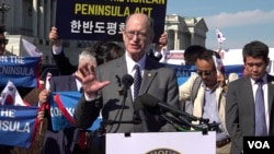 2025년 2월 26일 연방 의사당 앞에서 열린 한반도 평화법안 재발의 기자회견에서 브래드 셔면 하원의원이 발언하고 있다.