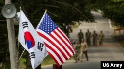 驻韩美国军营里的美韩国旗（美国陆军2016年8月23日照片）