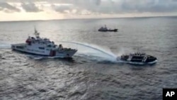 Kapal garda pantai China menyemprot kapal Filipina dengan meriam air di beting sengketa, Laut China Selatan, 4 Desember 2024. (Foto: (National Task Force for the West Philippine Sea via AP)