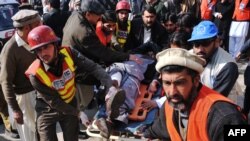 2016年1月20日巴基斯坦救援人员转移帕夏汗大学枪手袭击受伤者