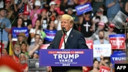 美国共和党总统候选人特朗普表示，他已同意于9月4日在福克斯新闻频道上，与民主党的对手、现任美国副总统哈里斯进行辩论。(资料照：2024年7月20日)