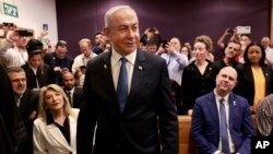 Perdana Menteri Israel Benjamin Netanyahu menghadiri sidang di pengadilan distrik atas dakwaan korupsi, di Tel Aviv, Israel, Selasa, 10 Desember 2024. (Foto: via AP)