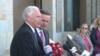 Američki senatori Ron Džonson i Kris Marfi obraćaju se novinarima ispred ambasade SAD u Prištini, 4. septembar 2019