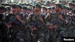 Para anggota Garda Revolusi Iran melakukan parade di Teheran (foto: ilustrasi). 