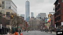 美国纽约，世贸中心耸立在空荡荡的第七大道上（2020年3月25日）。