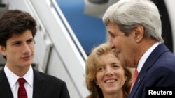 2016年4月10日美国驻日本大使卡罗琳·肯尼迪和她的儿子到机场迎接到日本出席工业化七国集团外长会议的美国国务卿克里。