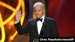 Alex Trebek dalam acara penghargaan Emmy di Pasadena, California, 5 Mei 2019. 