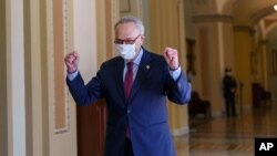 资料照片：参议院多数党领袖舒默在参议院以微弱多数票通过1千9百亿美元的新冠疫情纾困法案后离开议事厅。(2021年3月6日) 