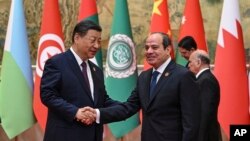 Presiden China Xi Jinping (kiri) menyalami Presiden Mesir Abdel Fattah el-Sissi menjelang pembukaan pertemuan tingkat menteri Forum Kerja Sama Negara-negara Arab-China di Beijing, Kamis, 30 Mei 2024. (Foto: Jade Gao/Pool Photo via AP)
