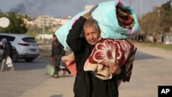 Palestinci beže pred izraelskom ofanzivom iz Kan Junisa u Pojasu Gaze (Foto: AP/Hatem Ali)