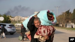 在拉法逃难的巴勒斯坦难民。（美联社2024年2月14日） 