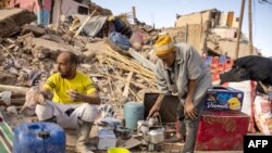 Para relawan gempa Maroko tampak beristirahat di desa Imi N'Tala, di dekat Amizmiz, Maroko tengah pada 10 September 2023. (Foto: AFP/Fadel Senna)