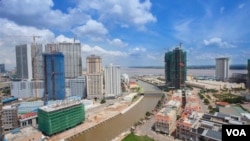  柬埔寨首都金边。2017年，将近一半来自中国的投资进入了柬埔寨的房地产市场。（2018年3月03日，美国之音朱诺拍摄）