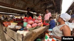 Farouk Dalhatu, wani mai sayar da kaya a jihar Legas ya ce faduwar tattalin arzikin kasar ya sa rayuwa ta yi tsada haka kuma ciniki ya ragu