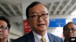 រូប​ឯកសារ៖ លោក សម រង្ស៊ី មេដឹកនាំ​អតីត​គណបក្ស​សង្គ្រោះជាតិ​ដែល​និរទេស​ខ្លួន​នៅ​ក្រៅ​ប្រទេស​ថ្លែង​ទៅ កាន់​អ្នក​សារព័ត៌មាន ក្រោយ​ទៅ​ដល់​អាកាសយានដ្ឋាន​អន្តរជាតិ Soekarno-Hatta ក្នុង​ទីក្រុង Tangerang ប្រទេស​ឥណ្ឌូណេស៊ី កាល​ពី​ថ្ងៃទី១៤ ខែវិច្ឆិកា ឆ្នាំ​២០១៩។ 